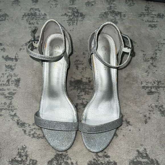 Silver high heels - Picture 1 of 2
